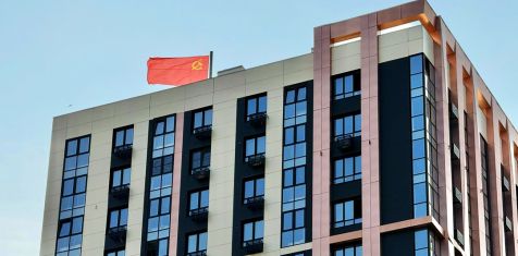 В честь Дня Победы ГК «Зеленый сад – наш дом» водрузила Знамя Победы на один из жилых комплексов