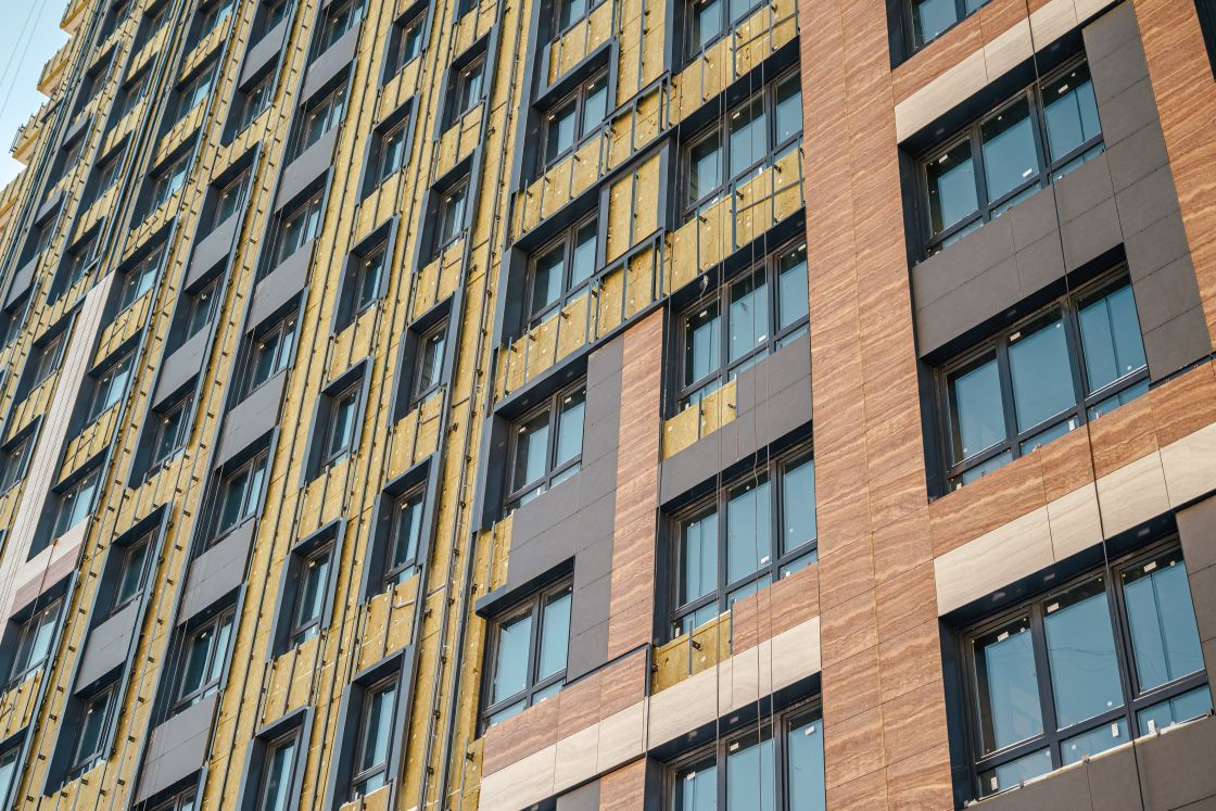 В «Гранд Комфорте» устанавливают вентилируемый фасад - одну из лучших технологий для российского климата