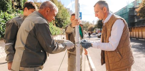 Сотрудники «Зелёного сада» высадили липовую аллею на улице Полонского