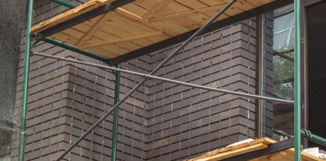 В элитном комплексе Pride Park приступили к укладке клинкерной плитки