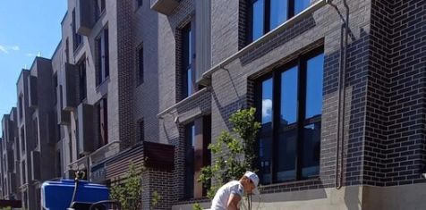 В ЖК Pride Park используют спецтехнику Kärcher для ухода за зелеными зонами