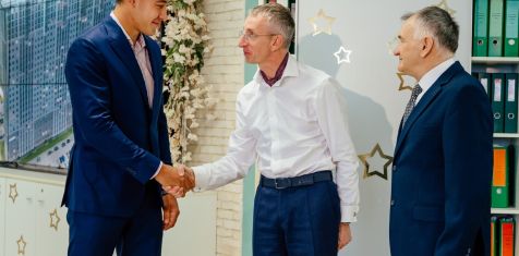 «Зелёный сад» подарил квартиры выдающимся спортсмену и тренеру