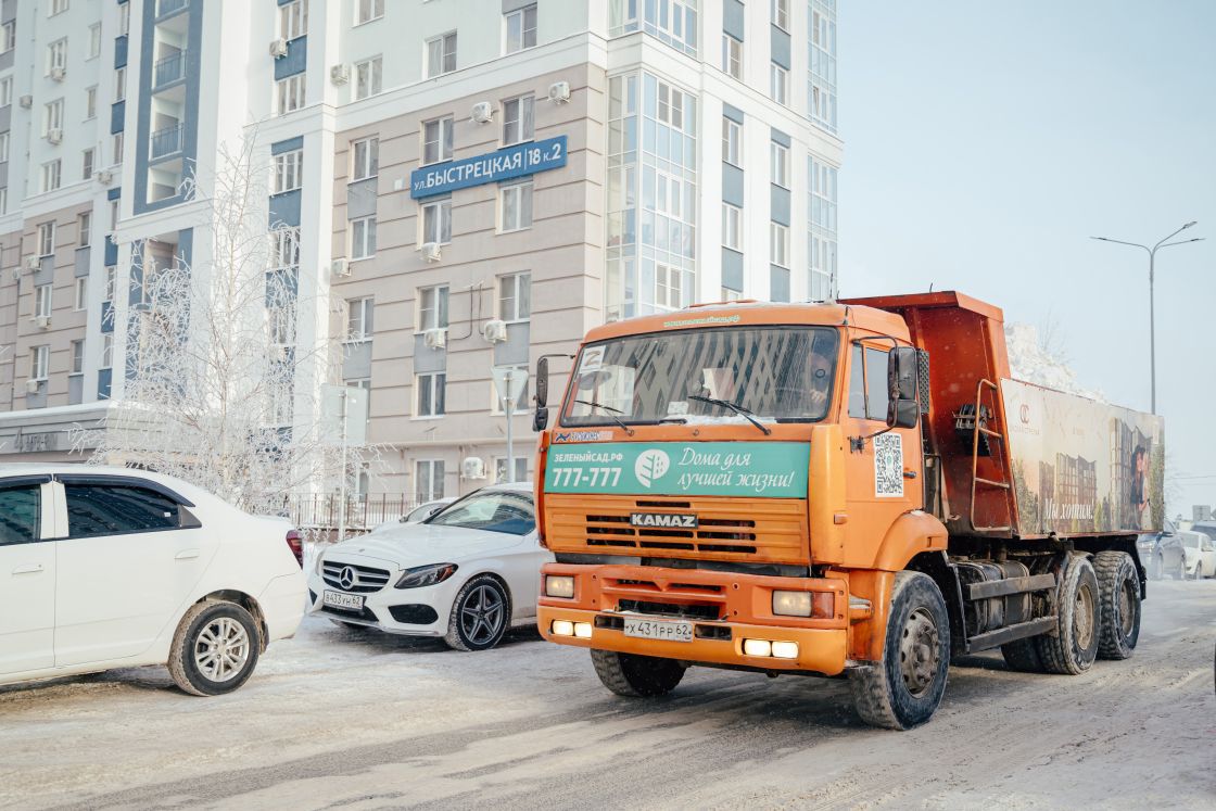 Вывезли 132 КамАЗа снега! УЖК «Зелёный сад - мой дом» навела во дворах чистоту