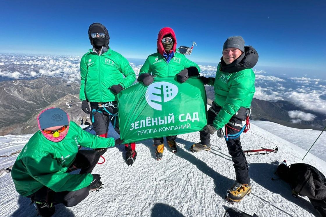 Флаг нашей компании был развёрнут на вершине Эльбруса!