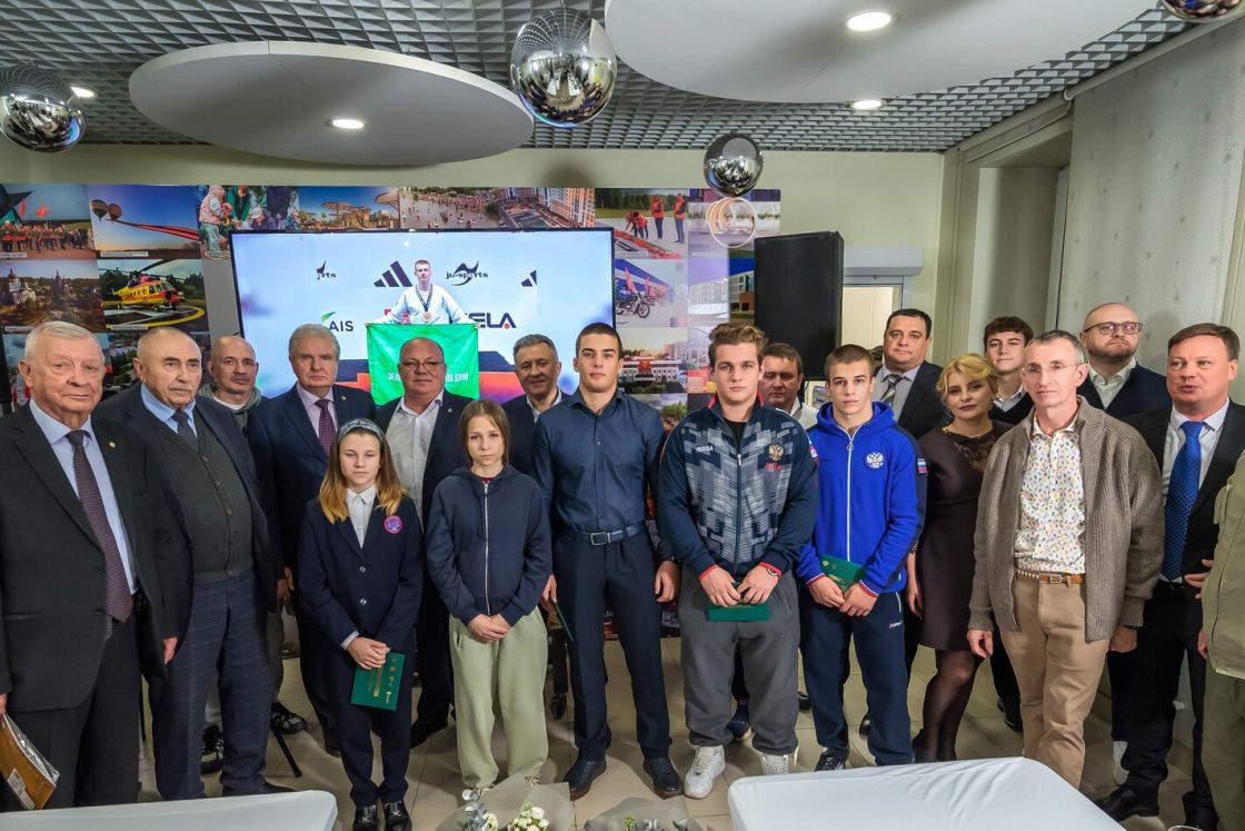 На праздновании 25-летия нашей компании первыми наградили подшефных спортсменов