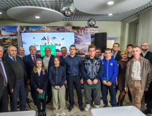 На праздновании 25-летия нашей компании первыми наградили подшефных спортсменов