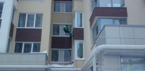 Промышленные альпинисты почистили дома от снега и сосулек