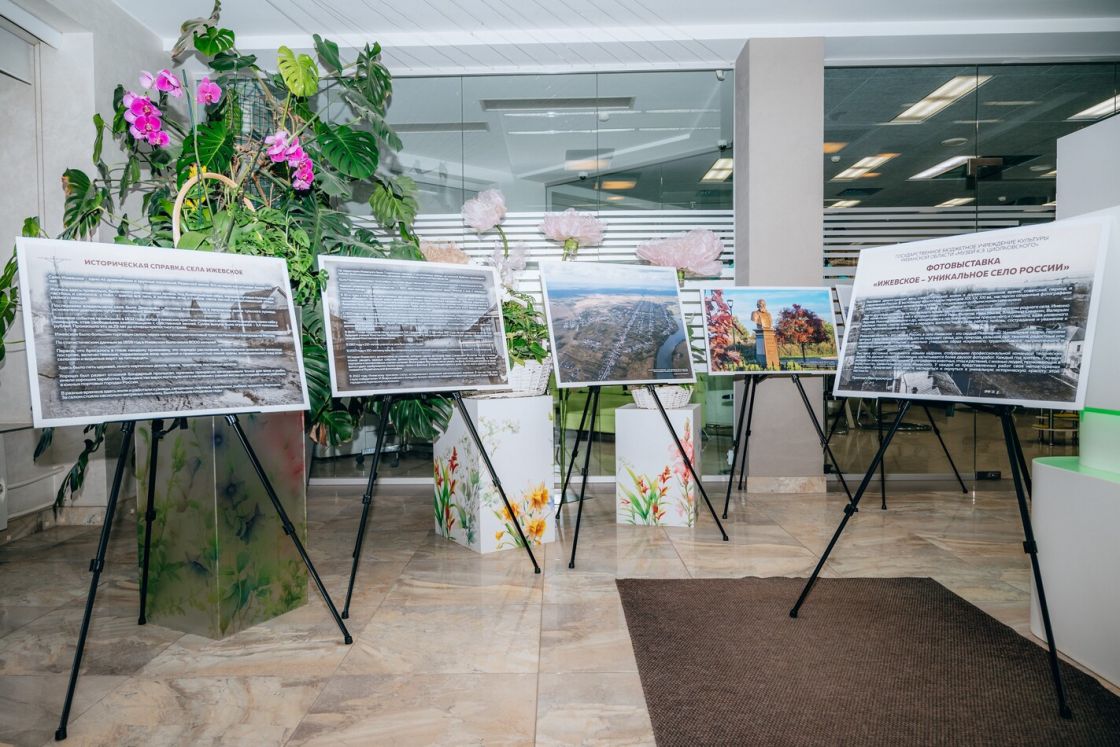 В нашем офисе открылась фотовыставка «Ижевское - уникальное село России»