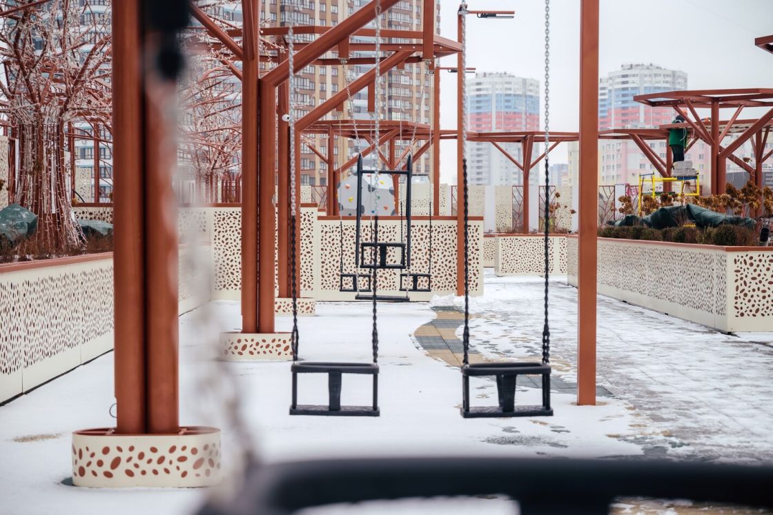 Двор мечты для мам и детей с тёплой крытой песочницей и кинопроектором   