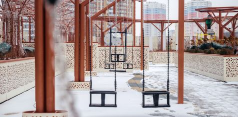 Двор мечты для мам и детей с тёплой крытой песочницей и кинопроектором   