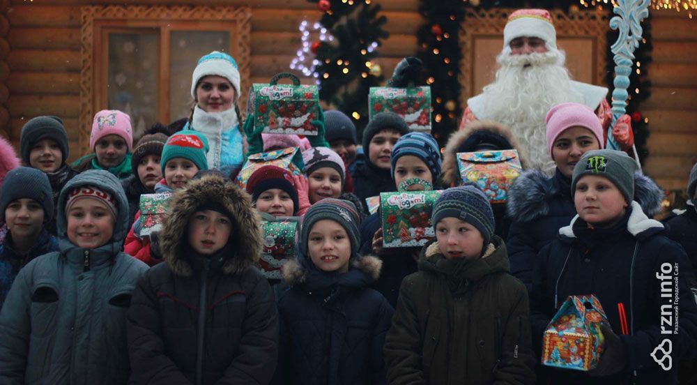 Рязанские дети из школы-интерната побывали в гостях у Деда Мороза и покатались на собачьей упряжке
