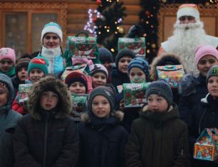 Рязанские дети из школы-интерната побывали в гостях у Деда Мороза и покатались на собачьей упряжке