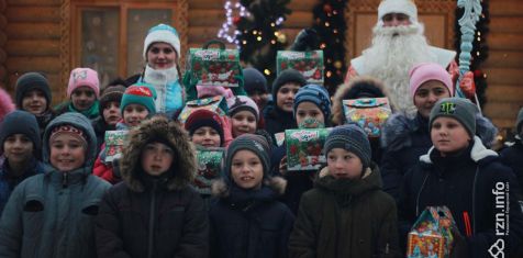 Рязанские дети из школы-интерната побывали в гостях у Деда Мороза и покатались на собачьей упряжке