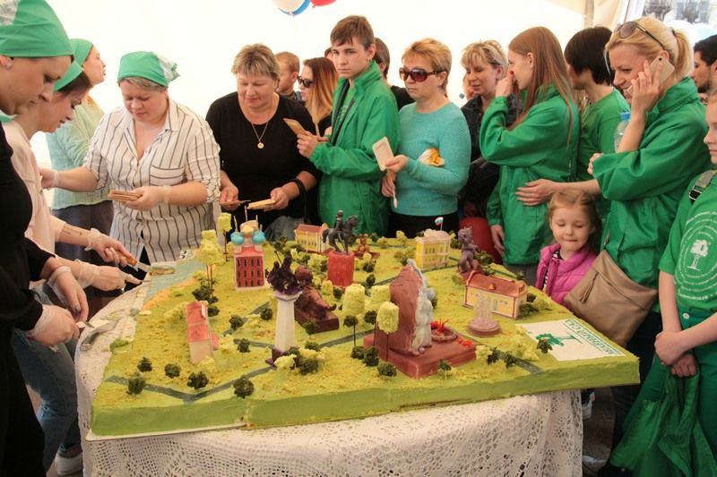 «Зелёный сад» угостил участников первомайской демонстрации огромным тортом с главными объектами Рязани