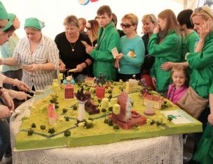 «Зелёный сад» угостил участников первомайской демонстрации огромным тортом с главными объектами Рязани