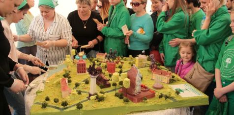 «Зелёный сад» угостил участников первомайской демонстрации огромным тортом с главными объектами Рязани