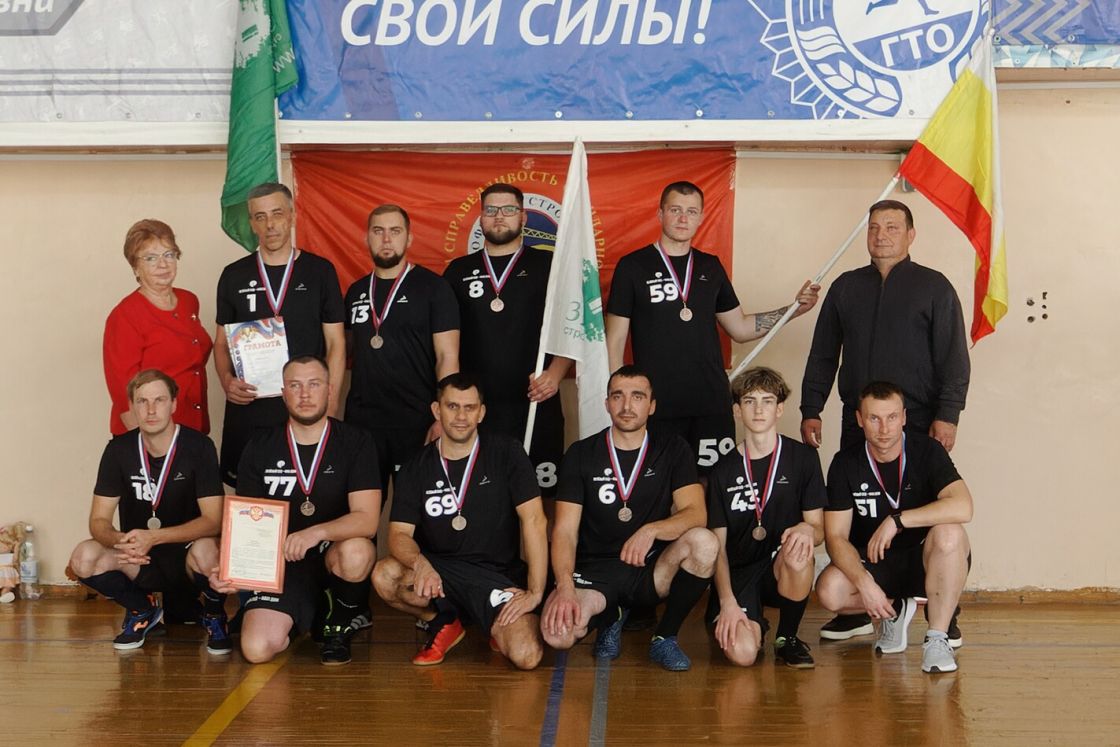 Настоящие строители играют в футбол!