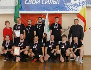 Настоящие строители играют в футбол!