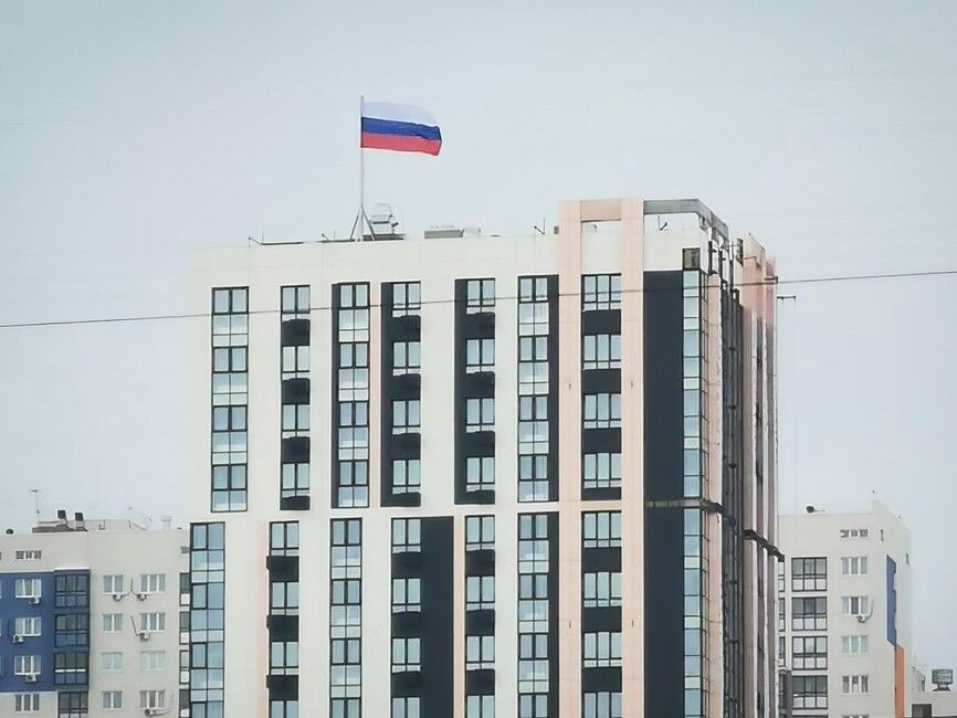 На Московском шоссе развернули самый большой в Рязани флаг России