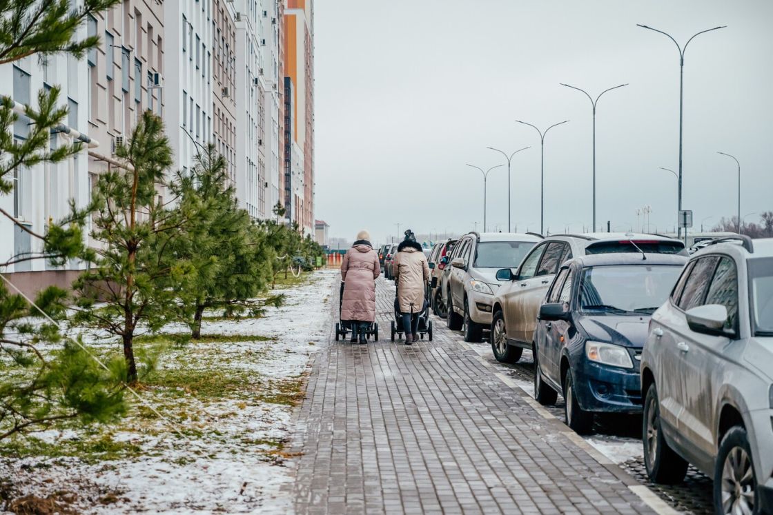 Коляска на встречной! «Зелёный сад» строит во дворах своих ЖК широкие тротуары